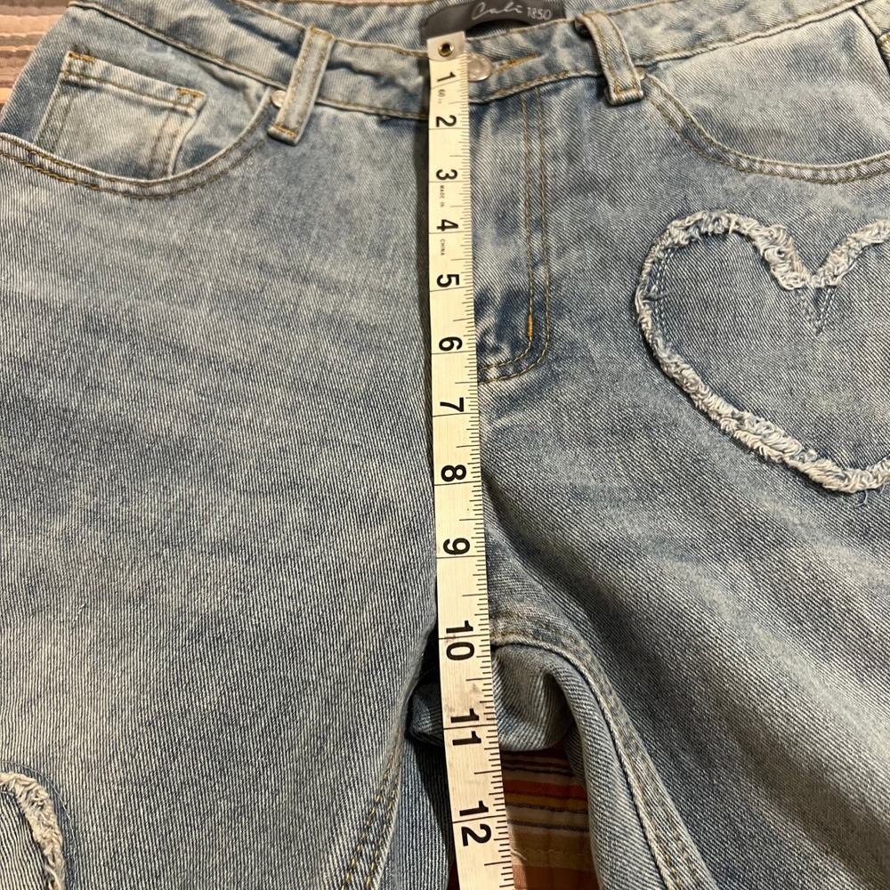 Cali 1850 Women Light Wash Distressed Heart Pocket Jeans Size 5 27 - Picture 6 of 7